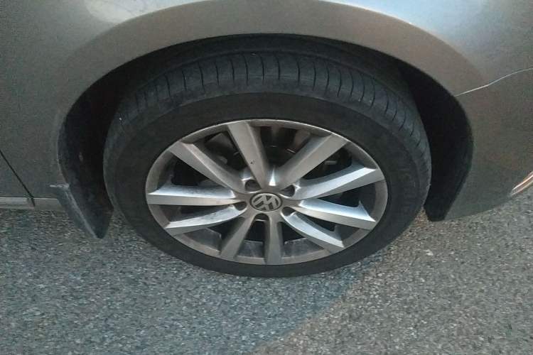 Used Volkswagen Magotan 2012 Travel Edition 2.0 TSI Comfort Version Right Front Wheel Hub