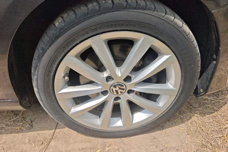 Used Volkswagen Magotan 2012 Facelift 2.0 TSI Prestige Model Right Front Wheel Hub