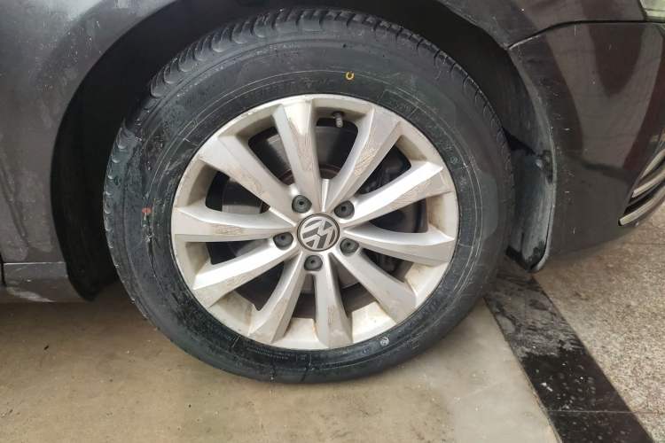 Used Volkswagen Magotan 2012 Revised 1.8TSI Luxury Version Right Front Wheel Hub