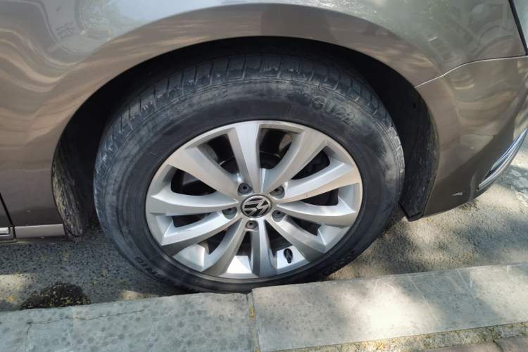 Used Volkswagen Magotan 2012 Revised 1.8TSI Luxury Version Right Front Wheel Hub