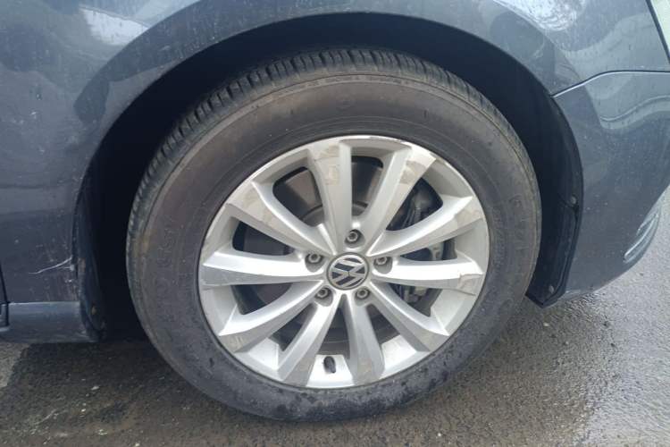Used Volkswagen Magotan 2012 Revised 1.8TSI Luxury Version Right Front Wheel Hub
