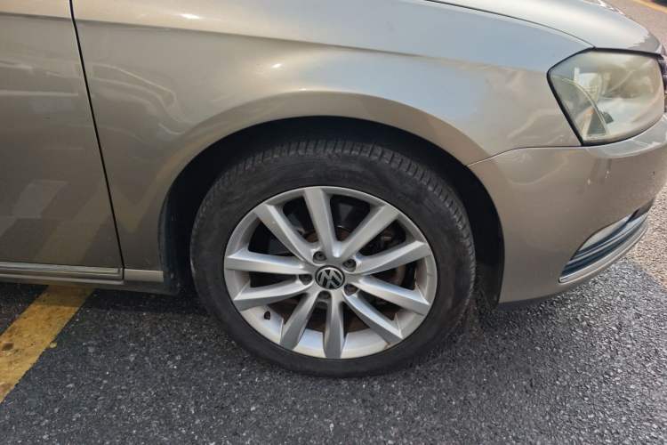 Used Volkswagen Magotan 2012 Travel Edition 2.0 TSI Luxury Version Right Front Wheel Hub