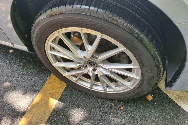 Used Volkswagen Magotan 2012 Travel Edition 2.0 TSI Comfort Version Right Front Wheel Hub