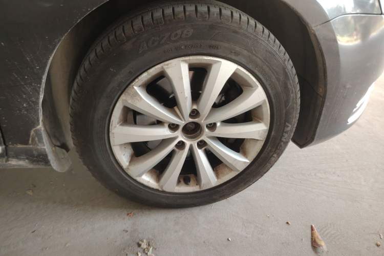Used Volkswagen Magotan 2012 Revised 1.8TSI Luxury Version Right Front Wheel Hub