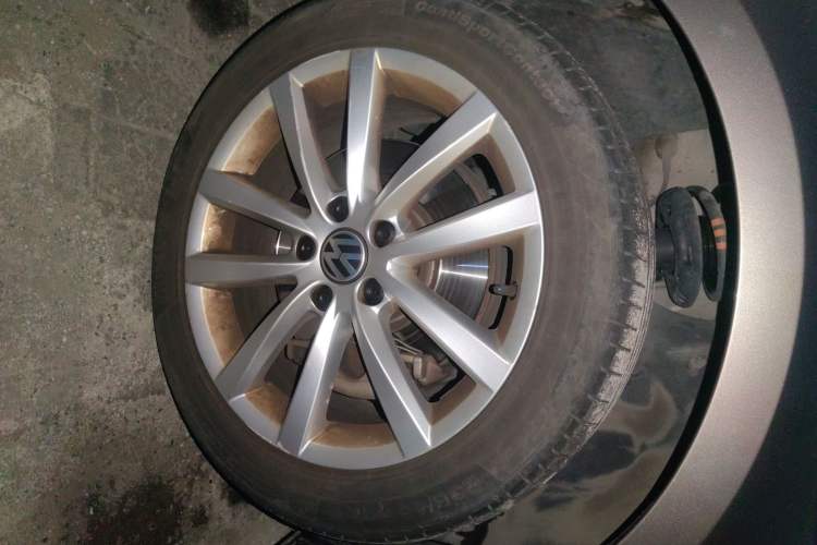 Used Volkswagen Magotan 2012 Travel Edition 2.0 TSI Comfort Version Right Front Wheel Hub