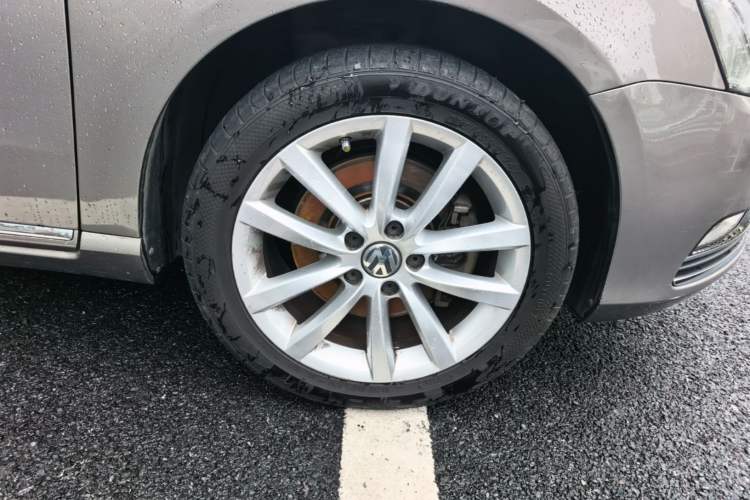 Used Volkswagen Magotan 2012 Travel Edition 2.0 TSI Comfort Version Right Front Wheel Hub