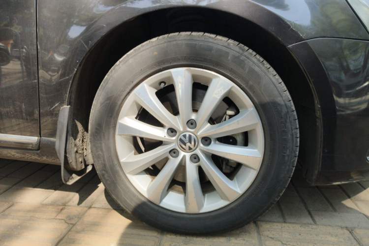 Used Volkswagen Magotan 2012 Revised 1.8TSI Luxury Version Right Front Wheel Hub