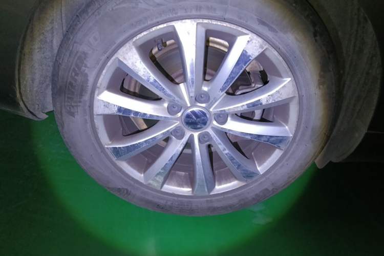 Used Volkswagen Magotan 2012 Revised Version 1.8TSI Leading Edition Right Front Wheel Hub