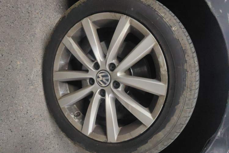Used Volkswagen Magotan 2012 Travel Edition 2.0 TSI Comfort Version Right Front Wheel Hub