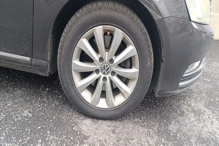 Used Volkswagen Magotan 2012 Revised 1.8TSI Luxury Version Right Front Wheel Hub