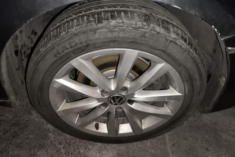 Used Volkswagen Magotan 2012 Facelift 2.0 TSI Prestige Model Right Front Wheel Hub