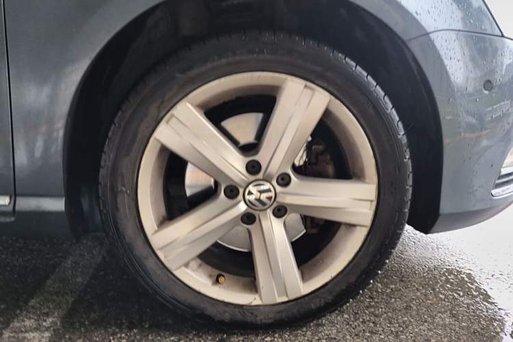 Used Volkswagen Magotan 2012 Revised Version 2.0 TSI Supreme Edition Right Front Wheel Hub