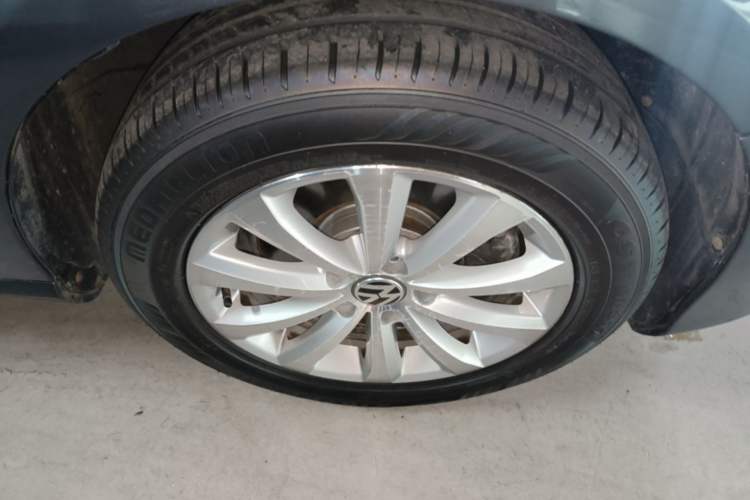Used Volkswagen Magotan 2012 Revised 1.8TSI Luxury Version Right Front Wheel Hub