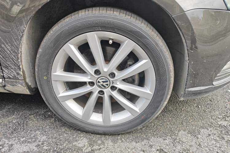Used Volkswagen Magotan 2012 Travel Edition 2.0 TSI Comfort Version Right Front Wheel Hub