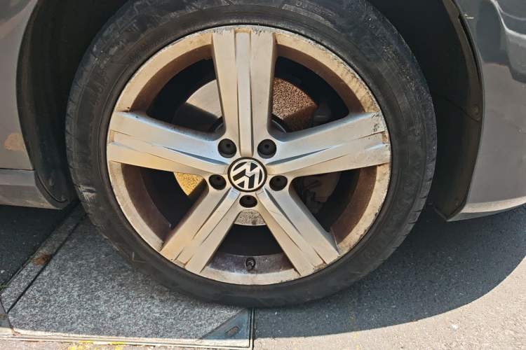 Used Volkswagen Magotan 2012 Revised Version 2.0 TSI Supreme Edition Right Front Wheel Hub