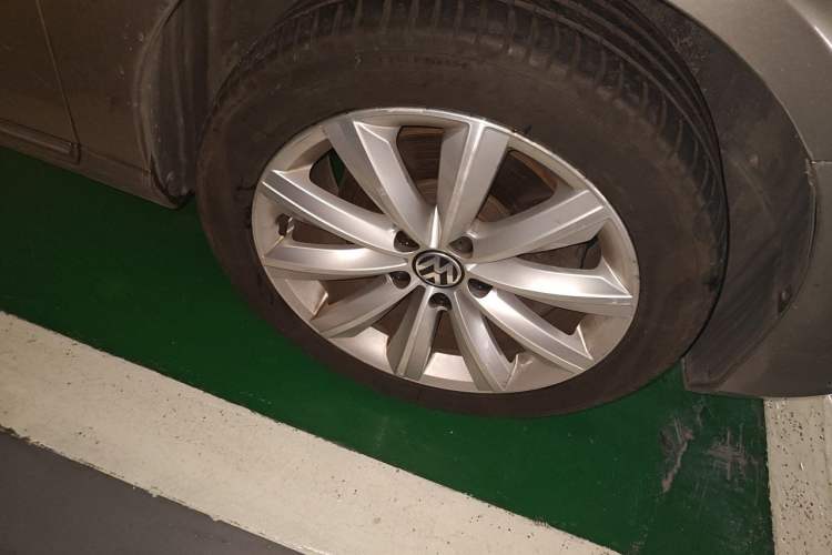 Used Volkswagen Magotan 2012 Travel Edition 2.0 TSI Luxury Version Right Front Wheel Hub
