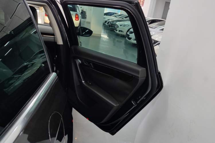 Used Volkswagen Magotan 2012 Travel Edition 2.0 TSI Comfort Version Right Rear Door Interior
