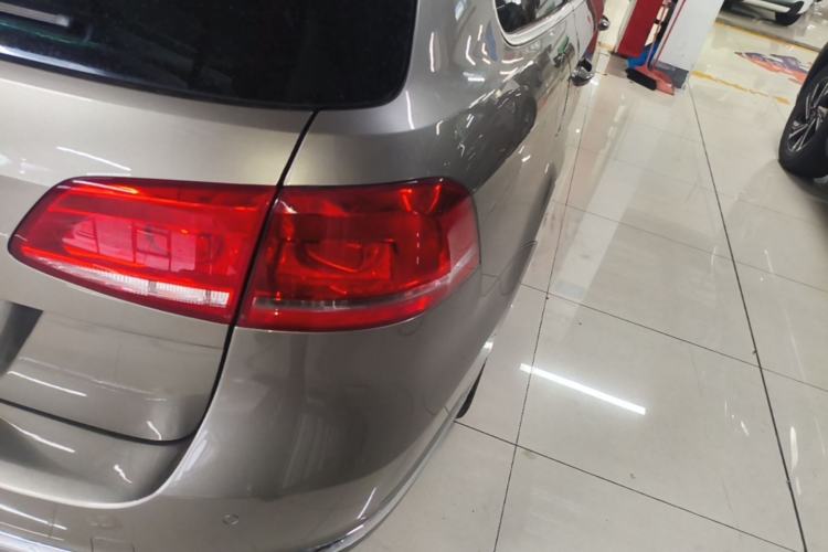 Used Volkswagen Magotan 2012 Travel Edition 2.0 TSI Comfort Version Right Rear Taillight