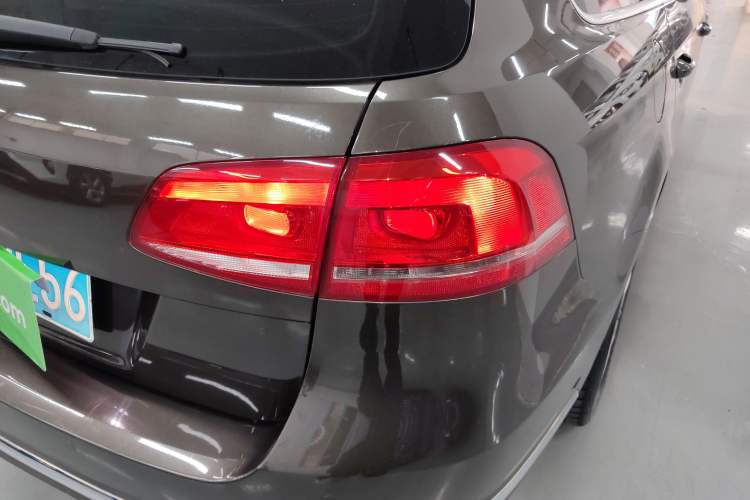 Used Volkswagen Magotan 2012 Travel Edition 2.0 TSI Comfort Version Right Rear Taillight