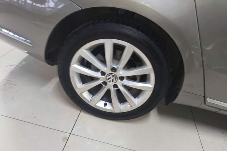 Used Volkswagen Magotan 2012 Travel Edition 2.0 TSI Comfort Version Right Rear Wheel Hub
