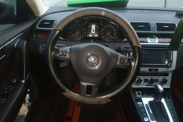 Used Volkswagen Magotan 2012 Travel Edition 2.0 TSI Comfort Version Steering Wheel