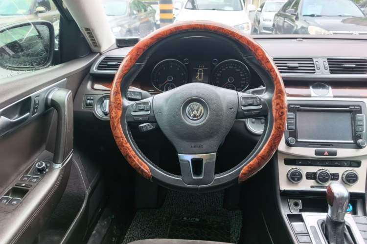 Used Volkswagen Magotan 2012 Travel Edition 2.0 TSI Comfort Version Steering Wheel