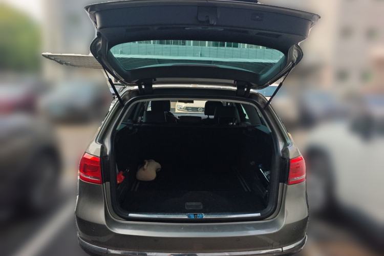Used Volkswagen Magotan 2012 Travel Edition 2.0 TSI Luxury Version Trunk