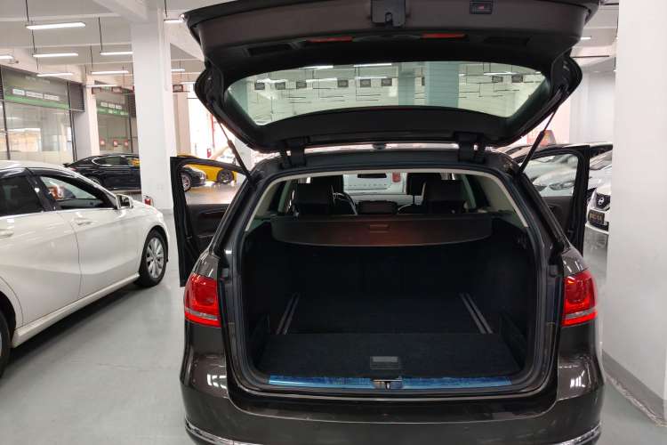 Used Volkswagen Magotan 2012 Travel Edition 2.0 TSI Comfort Version Trunk