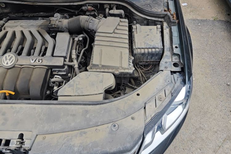 Used Volkswagen Magotan 2012 3.0 FSI Flagship Edition Engine Bay Left