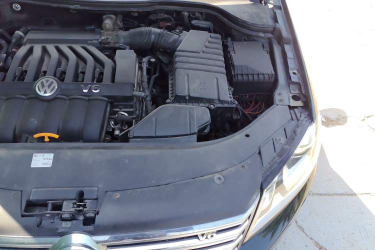 Used Volkswagen Magotan 2012 3.0 FSI Flagship Edition Engine Bay Left