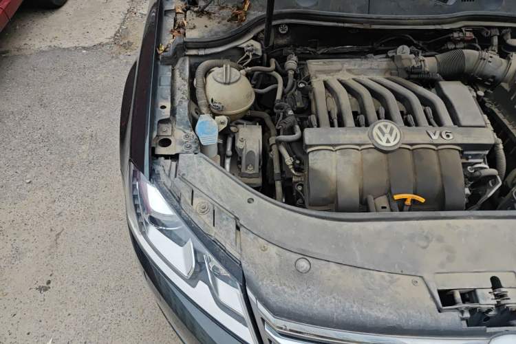 Used Volkswagen Magotan 2012 3.0 FSI Flagship Edition Engine Bay Right
