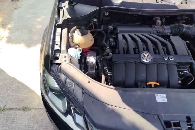 Used Volkswagen Magotan 2012 3.0 FSI Flagship Edition Engine Bay Right