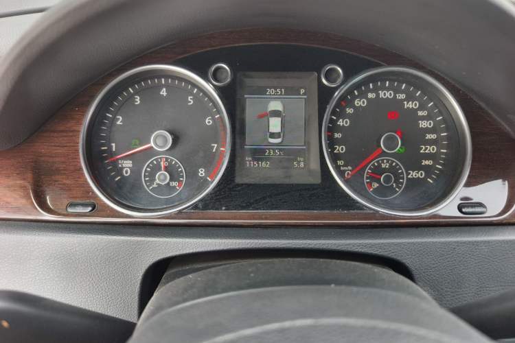 Used Volkswagen Magotan 2012 3.0 FSI Flagship Edition Odometer Close Up