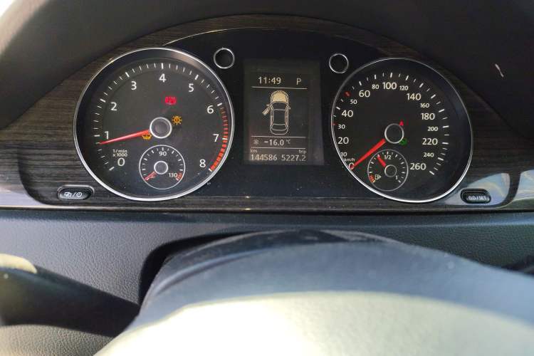 Used Volkswagen Magotan 2012 2.0 TSI Prestige Edition Odometer Close Up