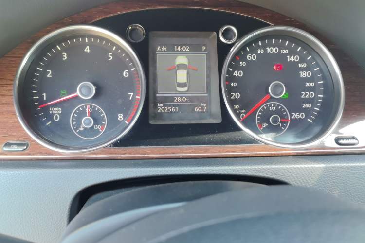 Used Volkswagen Magotan 2012 3.0 FSI Flagship Edition Odometer Close Up