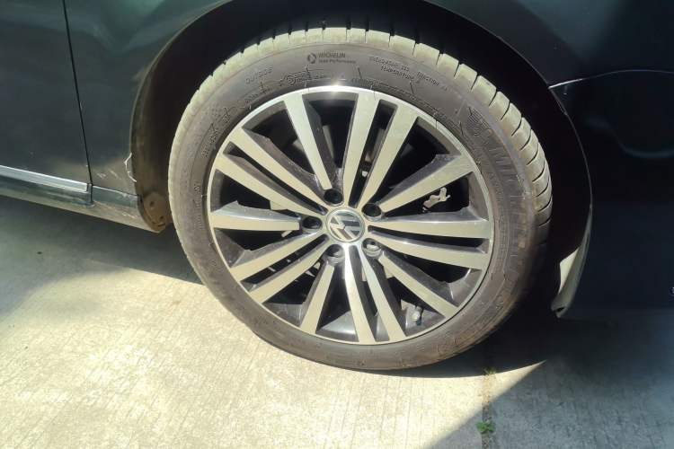 Used Volkswagen Magotan 2012 3.0 FSI Flagship Edition Right Front Wheel Hub