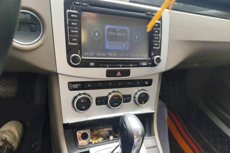 Used Volkswagen Magotan 2012 Facelift 2.0 TSI Prestige Model Audio And AC Panel