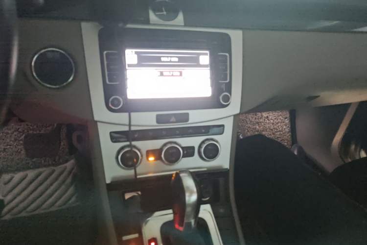 Used Volkswagen Magotan 2012 Facelift 1.8TSI Prestige Model Audio And AC Panel