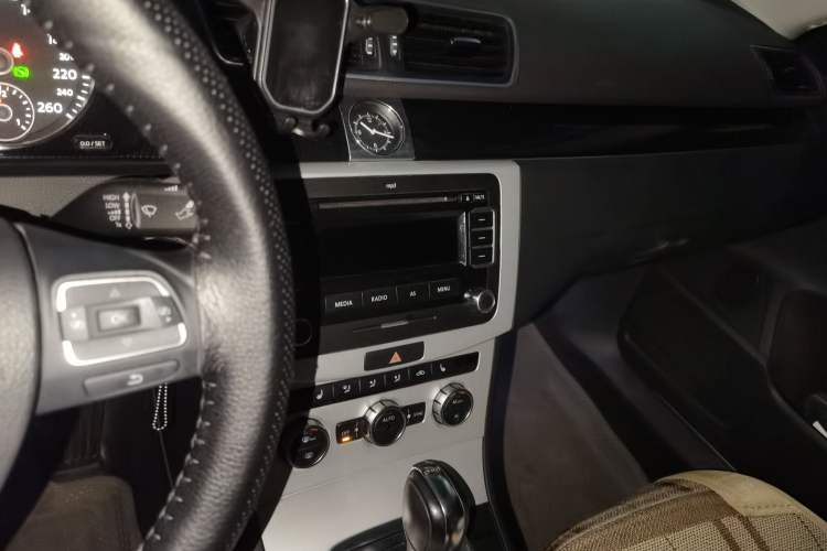 Used Volkswagen Magotan 2012 1.8TSI Luxury Model Audio And AC Panel