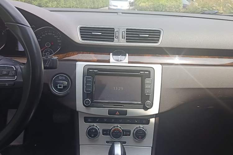 Used Volkswagen Magotan 2012 Travel Edition 2.0 TSI Comfort Version Audio And AC Panel