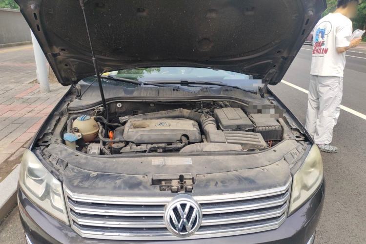 Used Volkswagen Magotan 2012 2.0 TSI Ultimate Edition Engine Bay