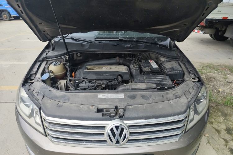 Used Volkswagen Magotan 2012 Facelift 2.0 TSI Prestige Model Engine Bay