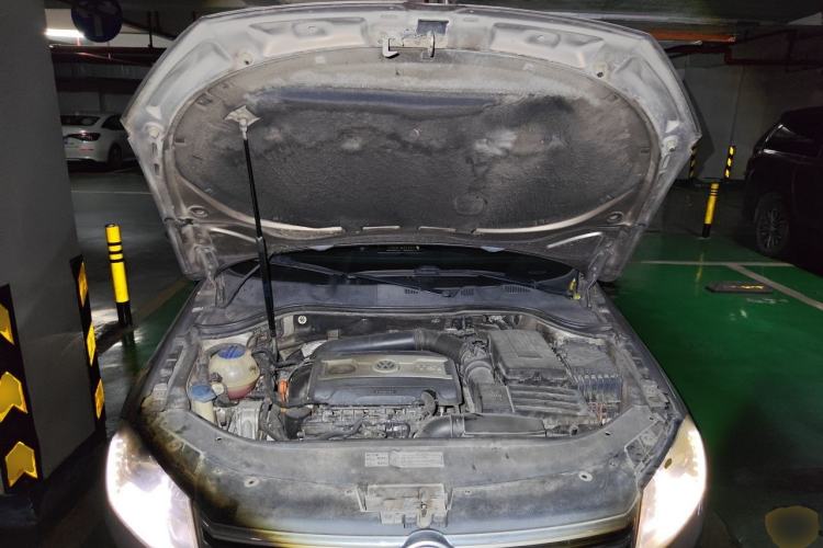 Used Volkswagen Magotan 2012 Revised 1.8TSI Luxury Version Engine Bay