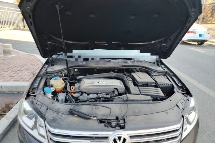 Used Volkswagen Magotan 2012 2.0 TSI Ultimate Edition Engine Bay