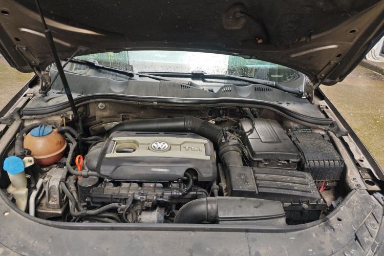 Used Volkswagen Magotan 2012 Revised 1.8TSI Luxury Version Engine Bay