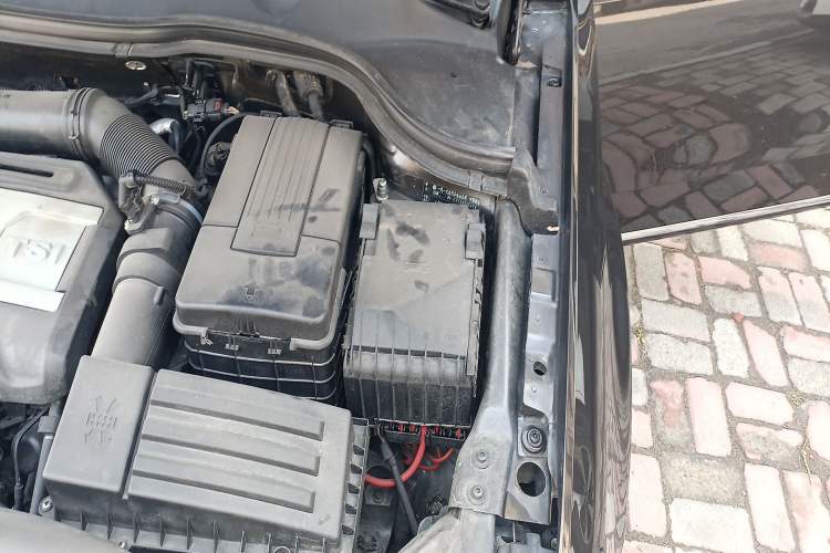Used Volkswagen Magotan 2012 2.0 TSI Ultimate Edition Engine Bay Left
