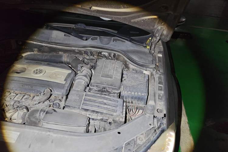 Used Volkswagen Magotan 2012 Revised 1.8TSI Luxury Version Engine Bay Left