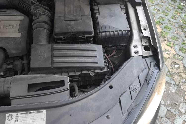 Used Volkswagen Magotan 2012 Travel Edition 2.0 TSI Comfort Version Engine Bay Left