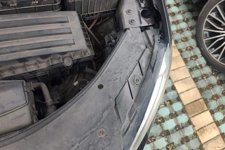 Used Volkswagen Magotan 2012 1.8TSI Luxury Model Engine Bay Left