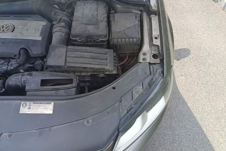 Used Volkswagen Magotan 2012 Travel Edition 2.0 TSI Comfort Version Engine Bay Left